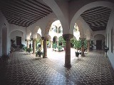 Patio claustral del Hospital.jpg
