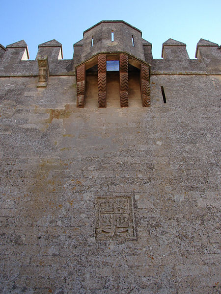 Archivo:Torre homenaje escudo.jpg